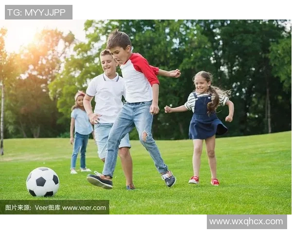 足球明星与可爱娃娃亲密互动瞬间展现温馨家庭生活的美好画面 足球明星与可爱娃娃亲密互动瞬间展现温馨家庭生活的美好画面