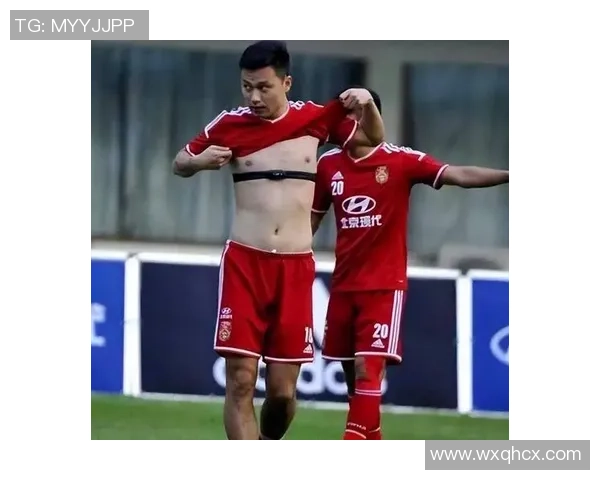 足球明星们的腹肌魅力大揭秘精彩合集让你领略运动员的完美身材 足球明星们的腹肌魅力大揭秘精彩合集让你领略运动员的完美身材